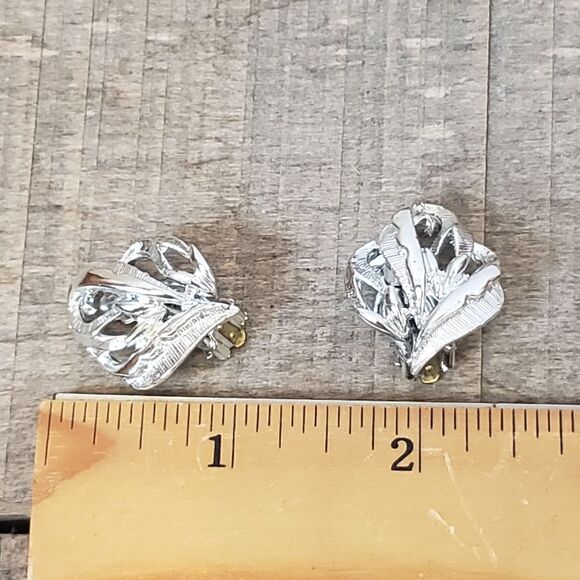 VINTAGE Silver-tone Clip-on Earrings - Picture 7 of 7